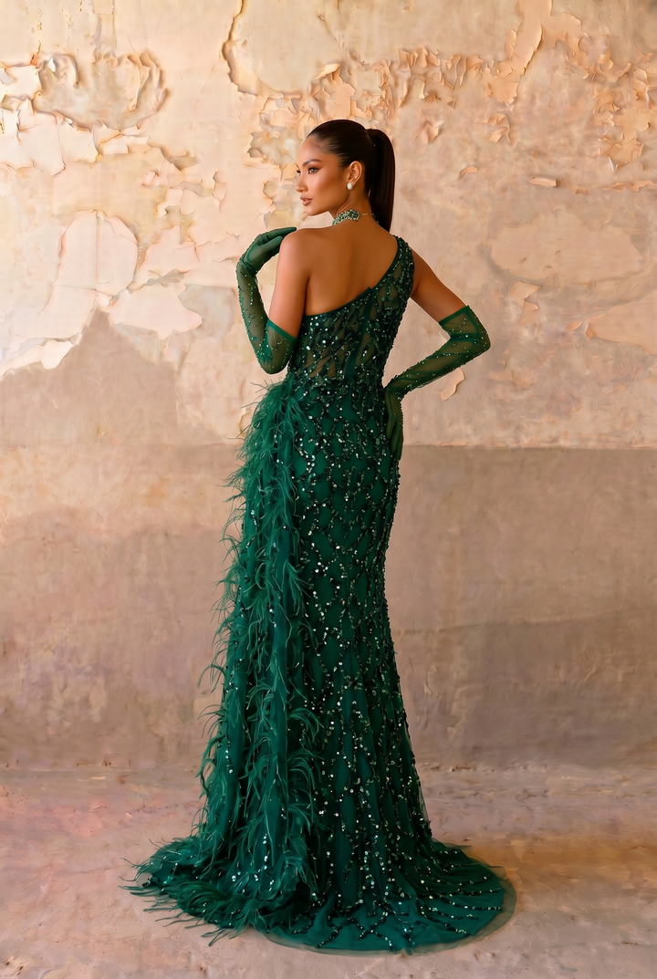 Emerald Green One-Shoulder Evening Gown with Feather Detail, High Slit and Matching Gloves – Formal Dress Plus Size