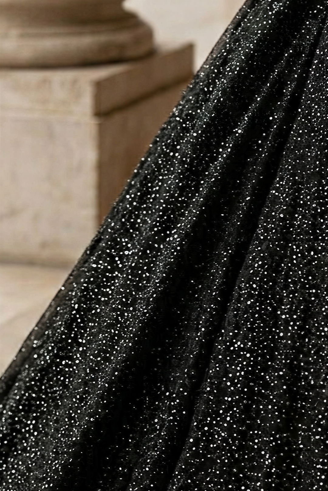 Gothic Schwarzes Hochzeitskleid mit perlenbesetzten Rüschen an den Schultern - Schwarzes Abendkleid mit Pailletten in Übergröße