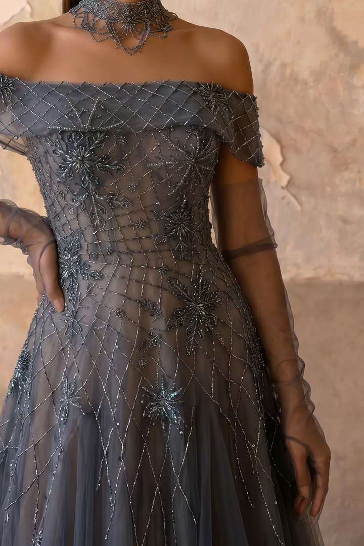 Gothic Anthrazitgraues schulterfreies Tüll-Abendkleid - Hübsches Paillettenkleid mit floralen Details in Übergröße