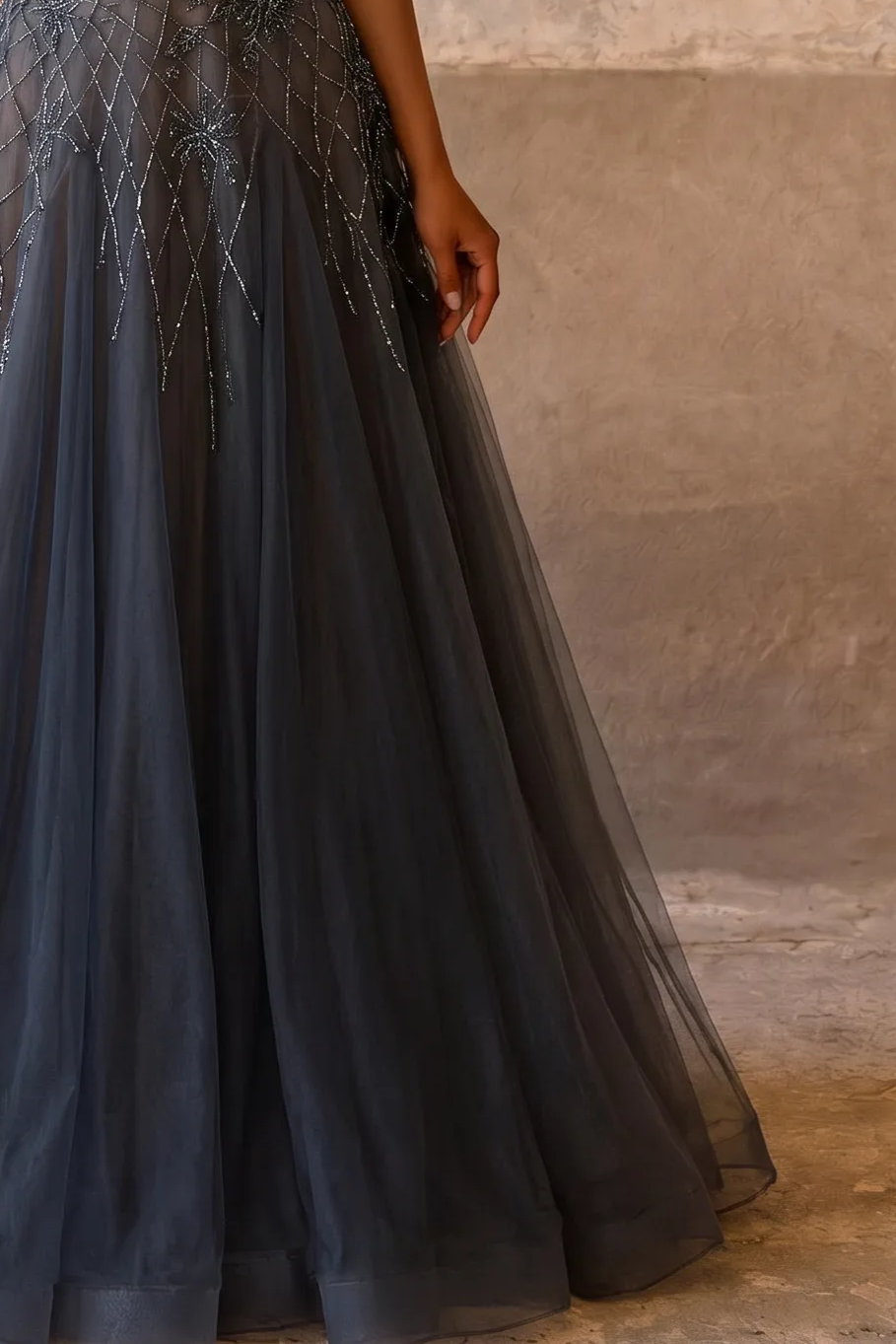 Gothic Anthrazitgraues schulterfreies Tüll-Abendkleid - Hübsches Paillettenkleid mit floralen Details in Übergröße