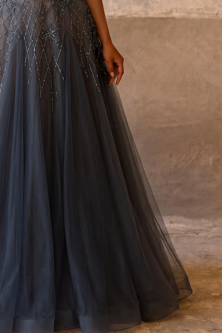 Gothic Anthrazitgraues schulterfreies Tüll-Abendkleid - Hübsches Paillettenkleid mit floralen Details in Übergröße