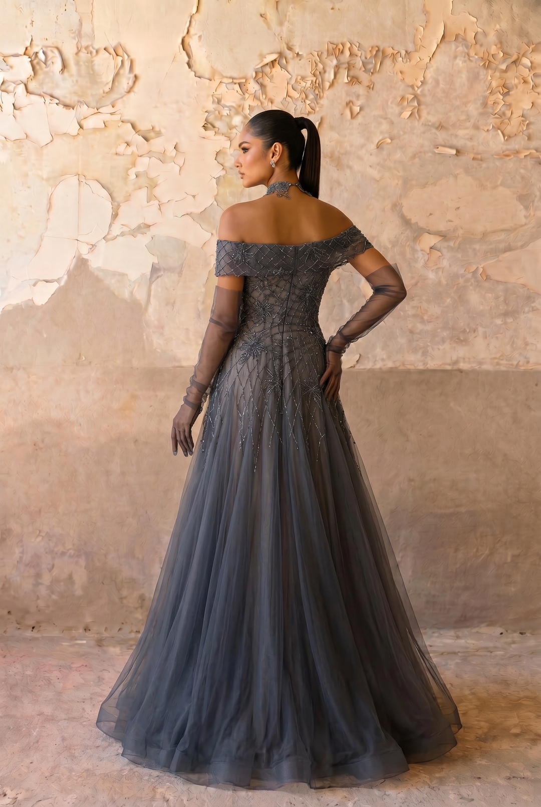Gothic Anthrazitgraues schulterfreies Tüll-Abendkleid - Hübsches Paillettenkleid mit floralen Details in Übergröße