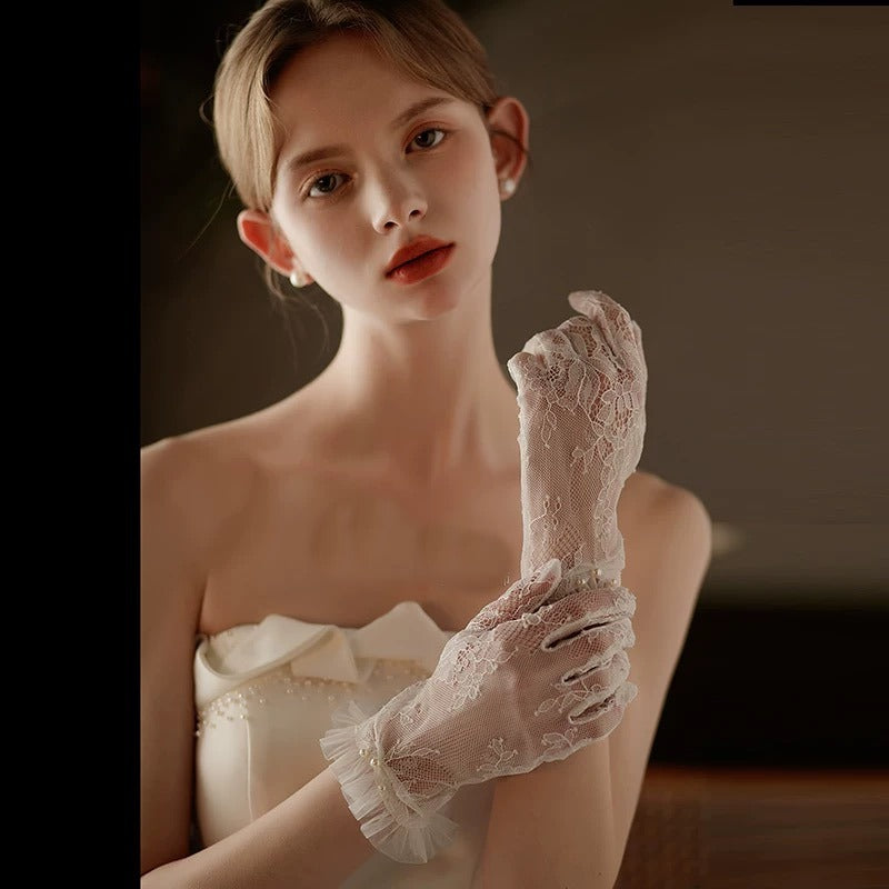 Elegant Bridal Lace Gloves with Pearl Embellishments – Luxurious Evening Wedding Gloves