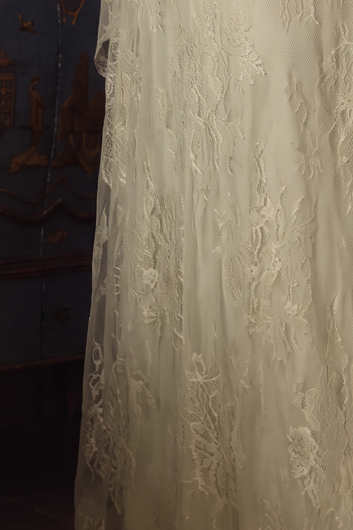 Regency Era Pale Green Lace Empire Waist Gown with Embellished Neckline and Draped Train – Bridgerton Inspired Vintage Dress Plus Size