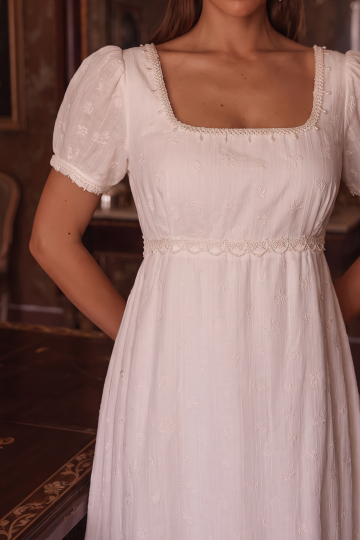 Regency Era White Embroidered Empire Waist Gown with Puff Sleeves and Lace Trim – Bridgerton Inspired Vintage Dress Plus Size