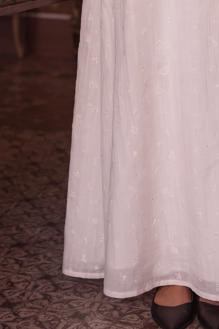 Regency Era White Embroidered Empire Waist Gown with Puff Sleeves and Lace Trim – Bridgerton Inspired Vintage Dress Plus Size