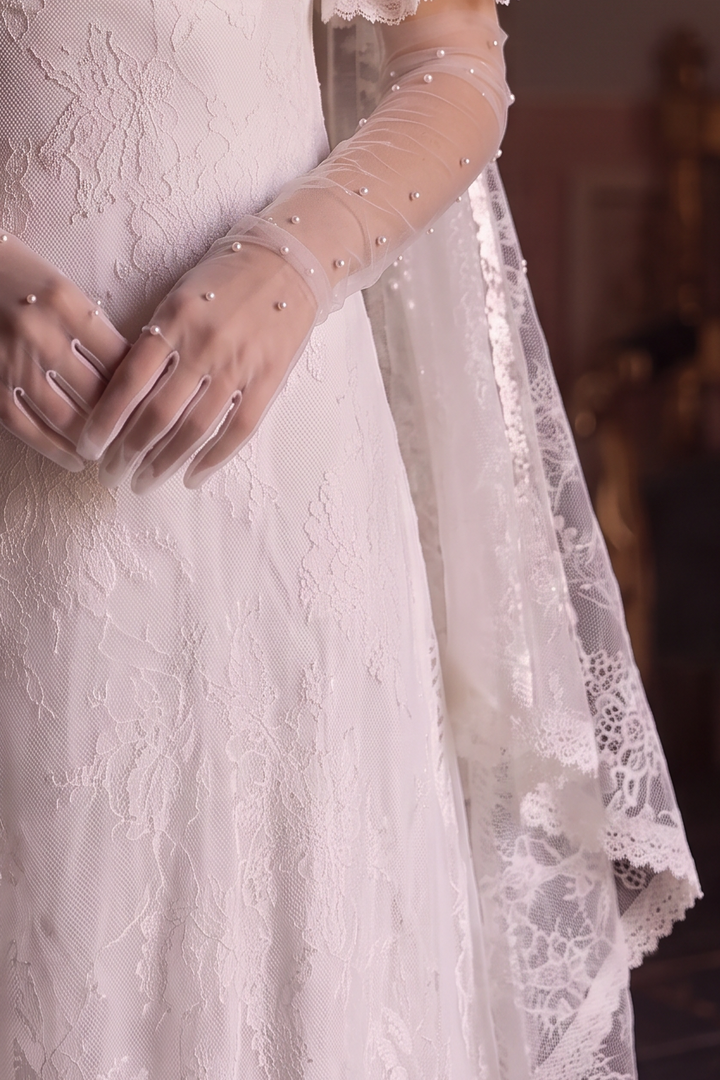 Regency Era White Empire Waist Lace Gown with Puff Sleeves and Embroidered Tulle Train – Bridgerton Inspired Wedding Dress Plus Size