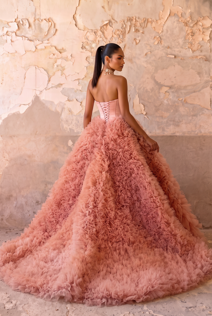 Rosa Tüll-Ballkleid und Tüll-Partykleid – trägerloses Abendkleid mit Korsettrücken in Übergröße 