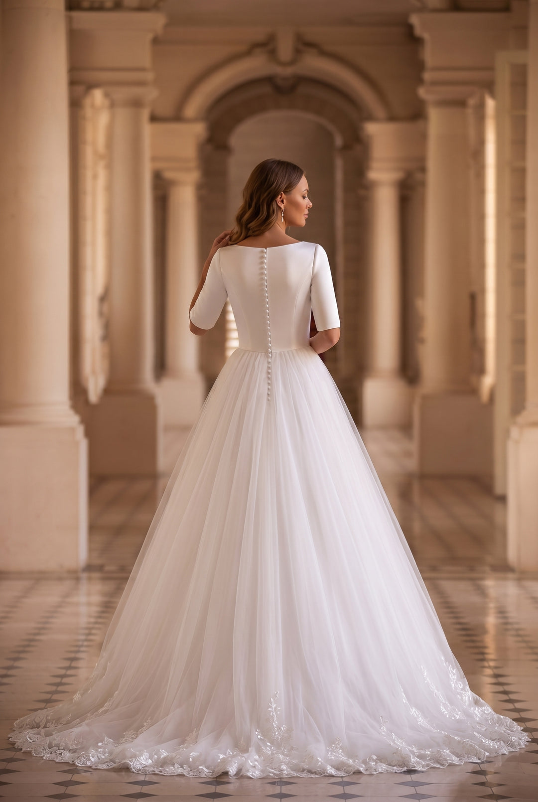 Zeitlose Schönheit: Schlichtes, schlichtes Satin-Spitzen-Brautkleid mit Ärmeln in Übergröße
