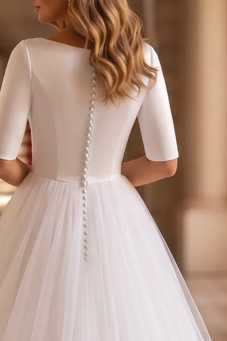 Zeitlose Schönheit: Schlichtes, schlichtes Satin-Spitzen-Brautkleid mit Ärmeln in Übergröße