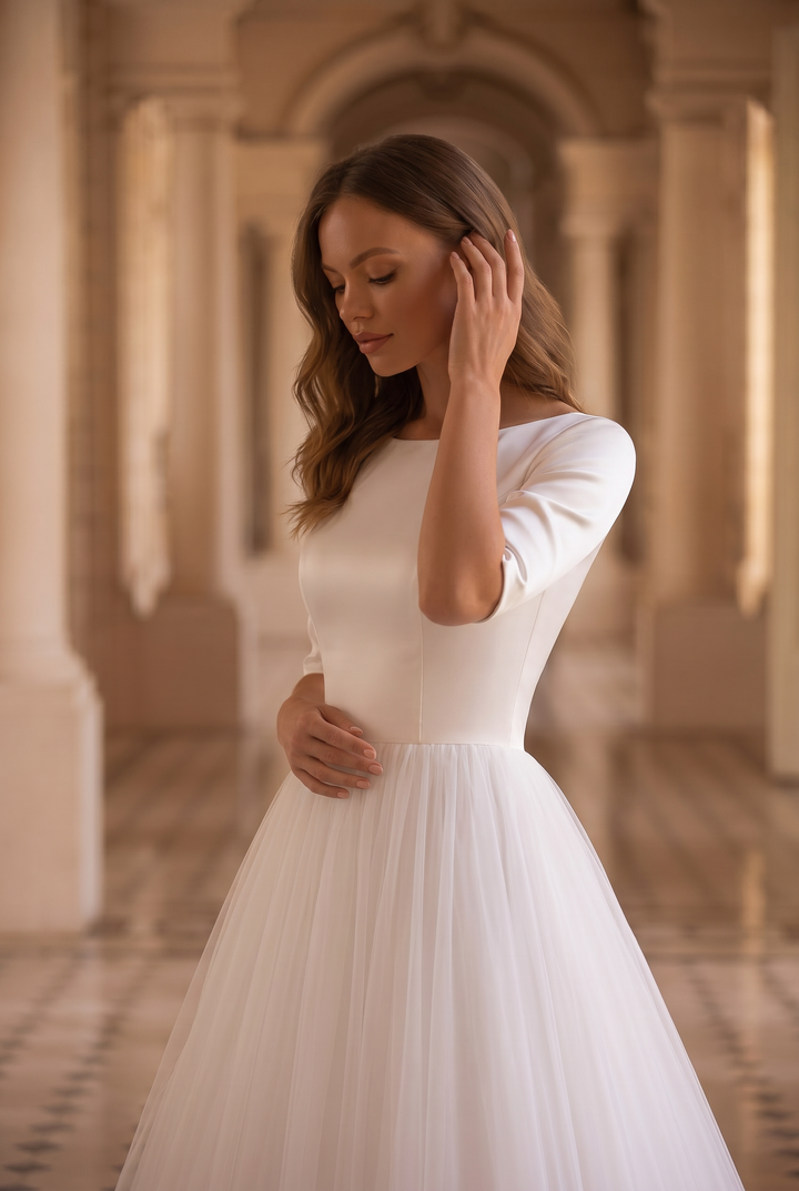 Zeitlose Schönheit: Schlichtes, schlichtes Satin-Spitzen-Brautkleid mit Ärmeln in Übergröße