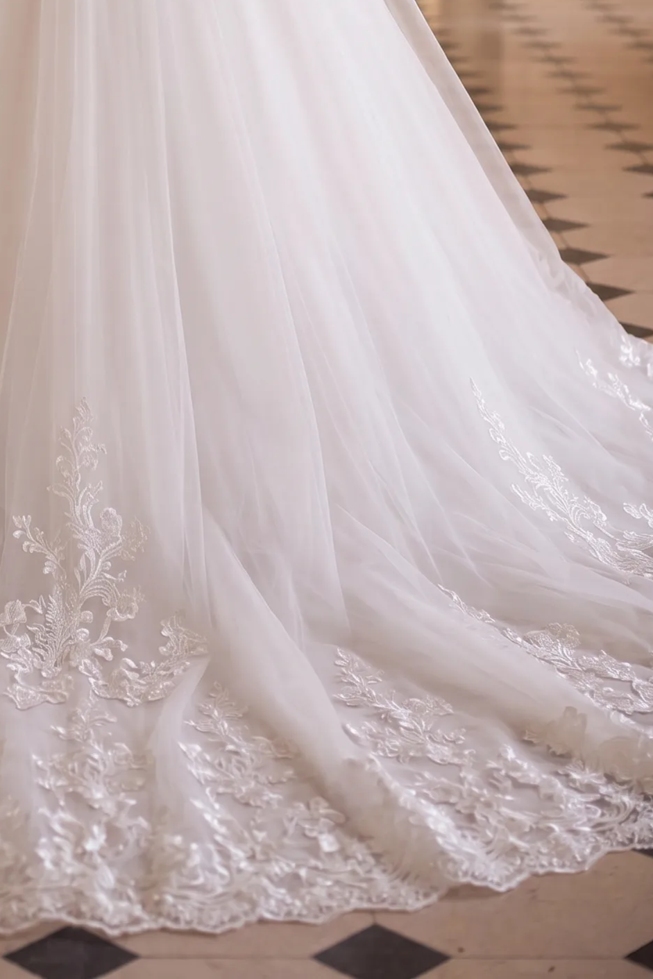 Zeitlose Schönheit: Schlichtes, schlichtes Satin-Spitzen-Brautkleid mit Ärmeln in Übergröße