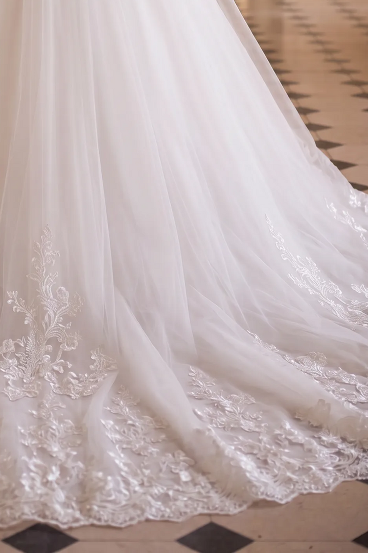 Zeitlose Schönheit: Schlichtes, schlichtes Satin-Spitzen-Brautkleid mit Ärmeln in Übergröße