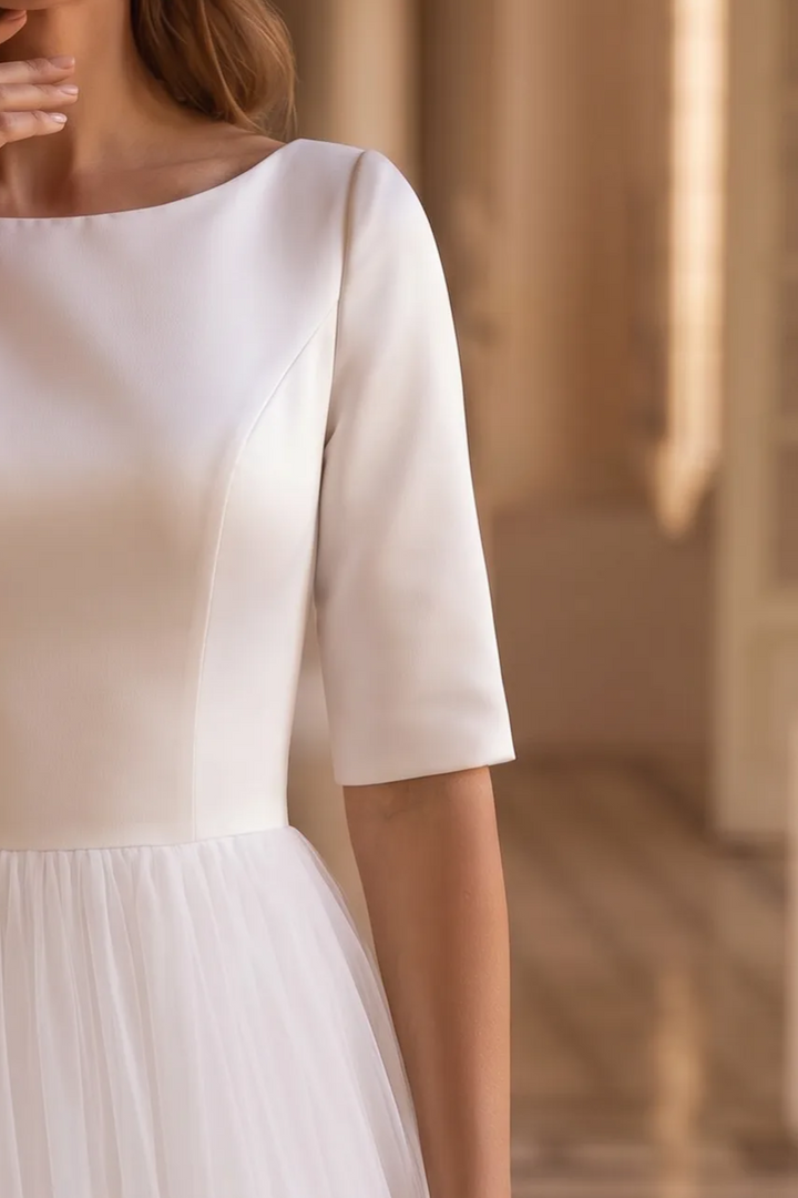 Zeitlose Schönheit: Schlichtes, schlichtes Satin-Spitzen-Brautkleid mit Ärmeln in Übergröße