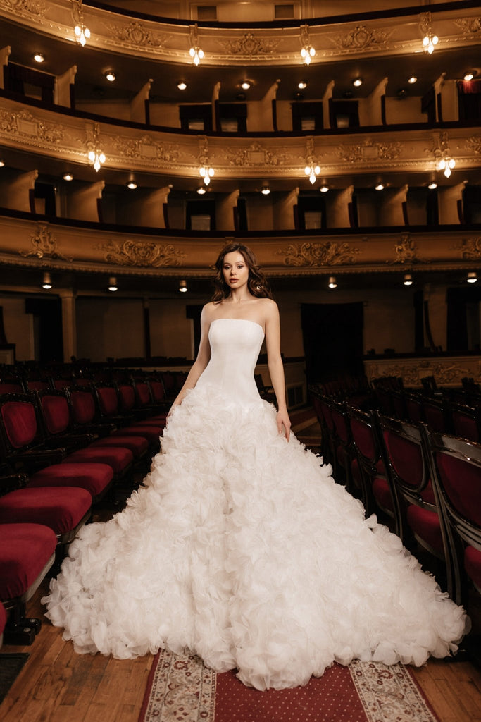 Ivory A-Line Wedding Dress with Sleeveless – Layered Tulle Ruffle Dress with Structured Corset Plus Size – MAGNOLIA Size 2