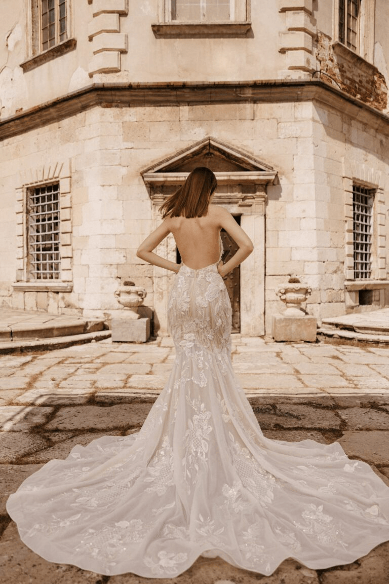 Ivory High Neck Halter Lace Wedding Dress Open Back Mermaid Wedding Dress with Floral Embroidery Plus Size LOONA