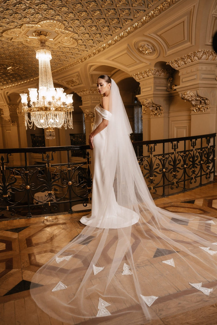 Ivory Off the Shoulder Wedding Dress with High Slit - Convertible Wedding Dress with Removable Train Plus Size – FABRIZIA - WonderlandByLilian
