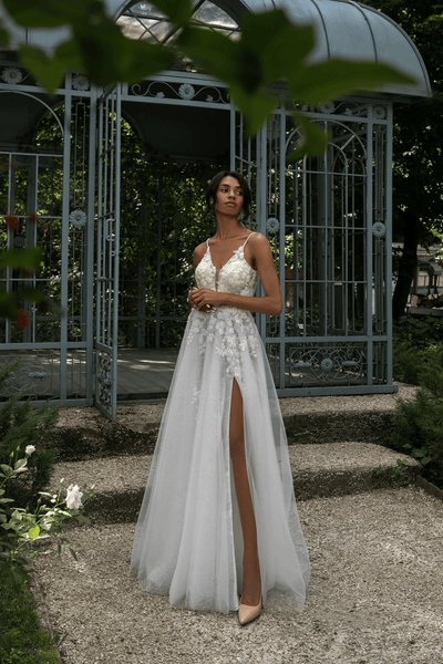 white versus ivory wedding dress Dresses with Lace and Tulle - V-Neck Wedding with Slit – Floral Wedding Dress with Sparkling A-Line Skirt Plus Size and contemporary simple bridal gown Evening Gowns Prom Dress color:red/white