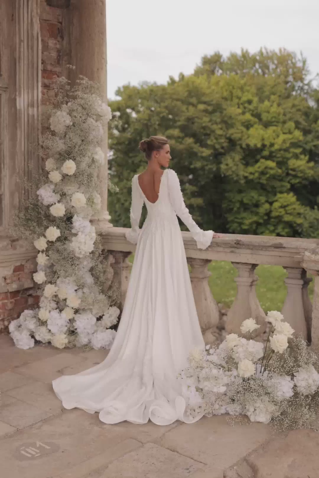 Elfenbeinfarbenes schulterfreies Brautkleid mit floralen Verzierungen und Spitzenärmeln in Übergröße