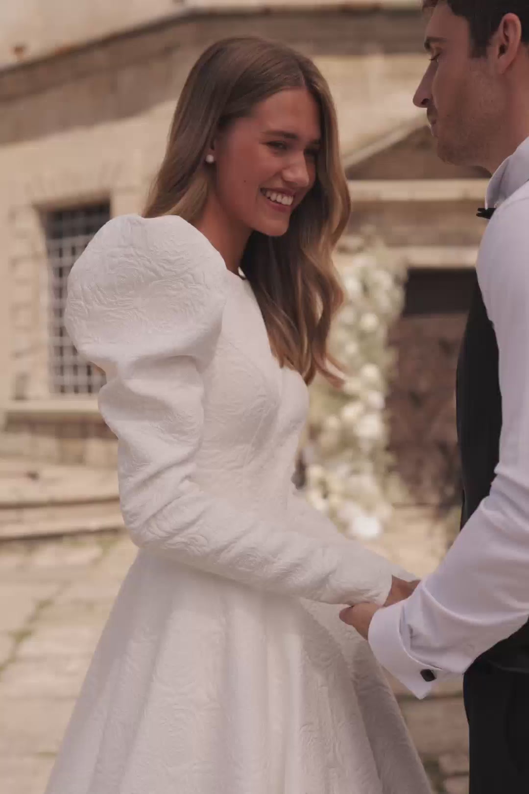 Luxuriöses elfenbeinfarbenes A-Linien-Brautkleid mit geprägten Rosen und offenem Rücken in Übergröße