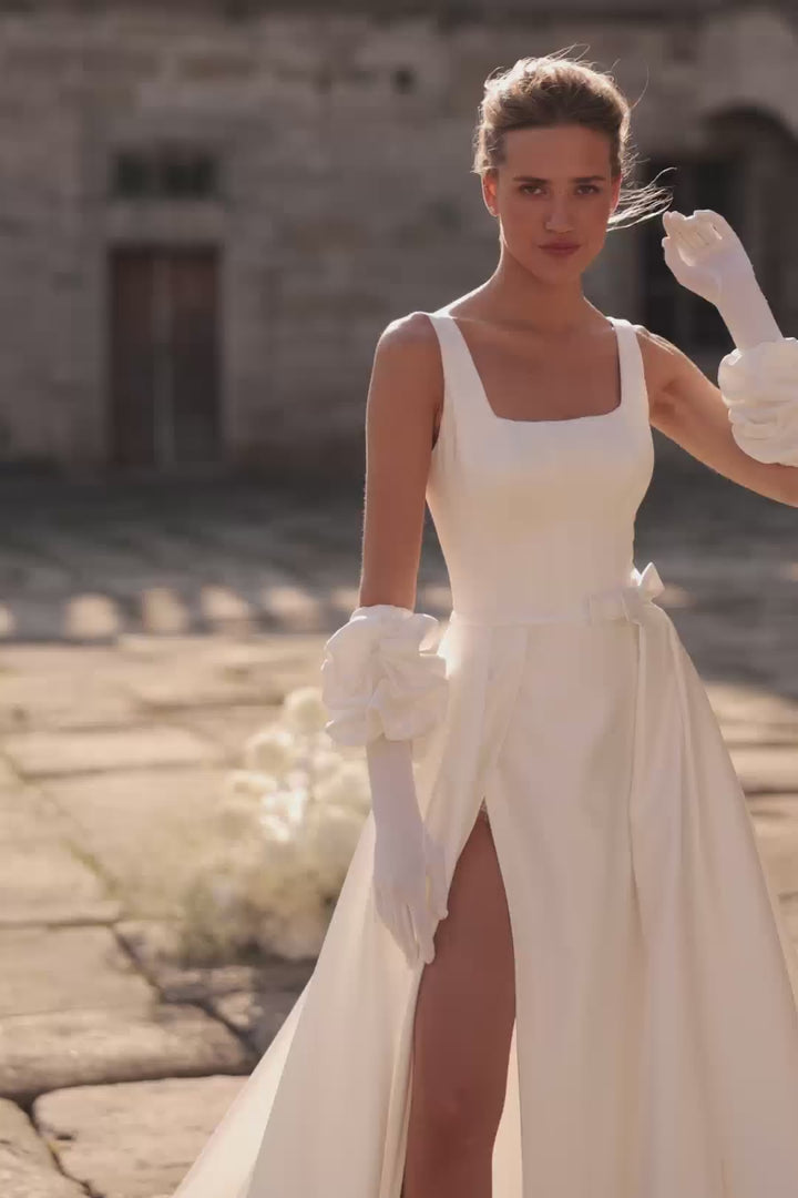 Elfenbeinfarbenes Brautkleid mit quadratischem Ausschnitt, hohem Schlitz und Handschuhen in Übergröße