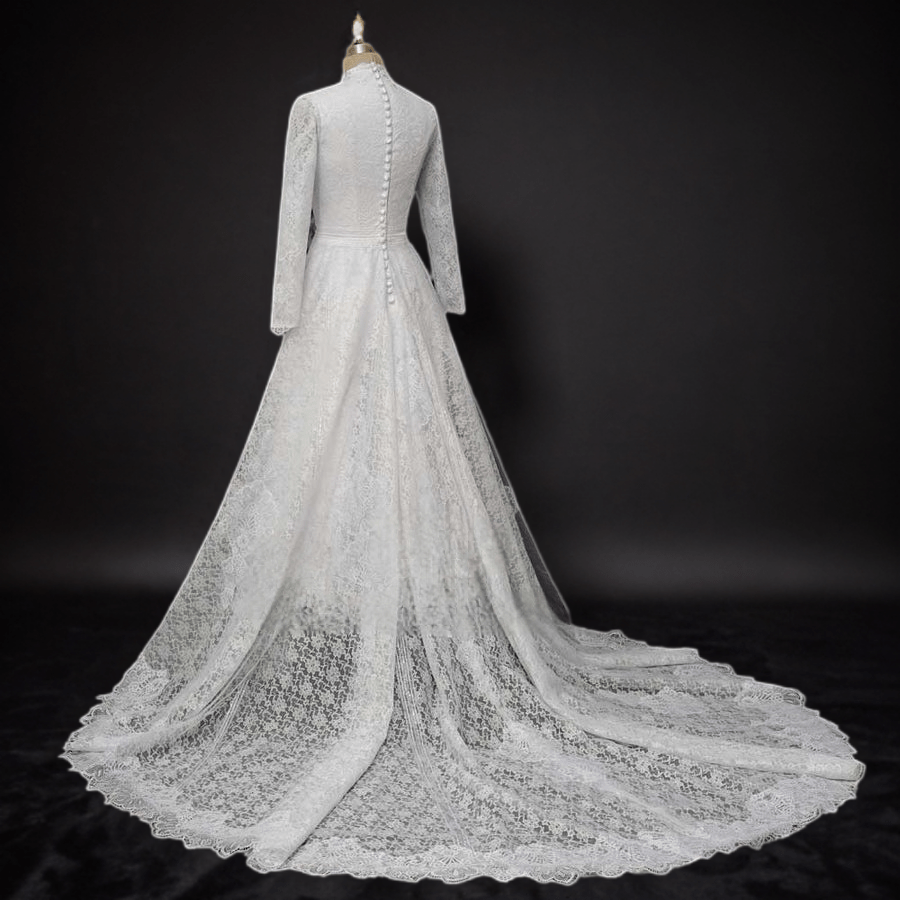 Vintage Style Modest English Lace Wedding Dress with Sleeves Plus Size Size 16 Vintage Style Modest English Lace Wedding Dress with Sleeves Plus Size Size 16