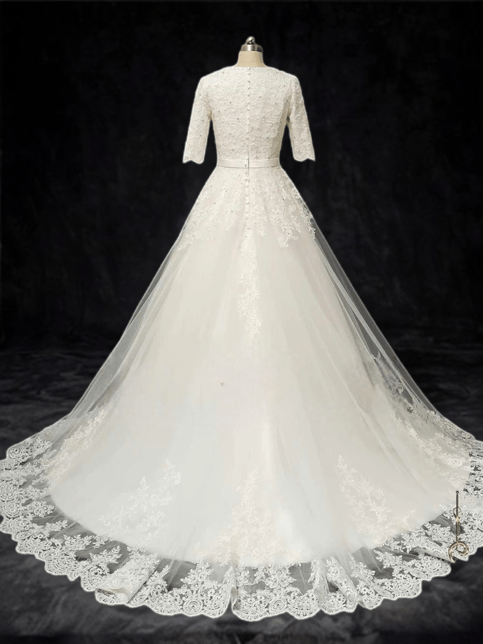 Timeless Elegance: Vintage Modest Lace Wedding Dress with Half Sleeves Plus Size Size 14 Timeless Elegance: Vintage Modest Lace Wedding Dress with Half Sleeves Plus Size Size 14