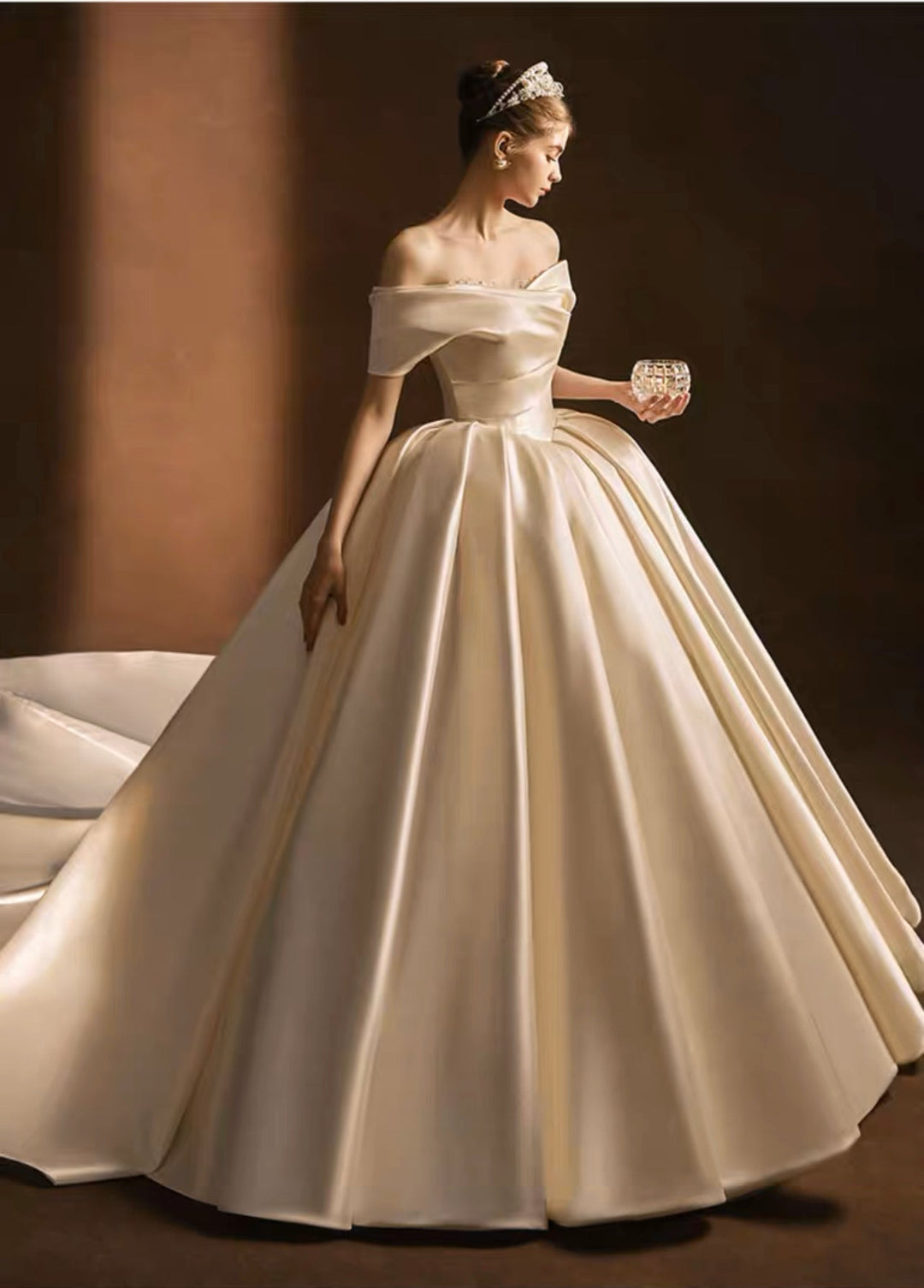 Vintage Luxury Princess Light Ivory Wedding Dress With A-Line - Plus Size Size 4 / No Train + Free veil Vintage Luxury Princess Light Ivory Wedding Dress With A-Line - Plus Size Size 4 / No Train + Free veil