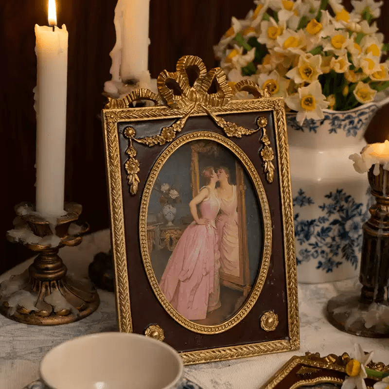 Vintage Retro Hand - Craft Oval Framed Wall Art – Handmade European Resin Frame with Elegant Mirror Reflection Scene - WonderlandByLilian