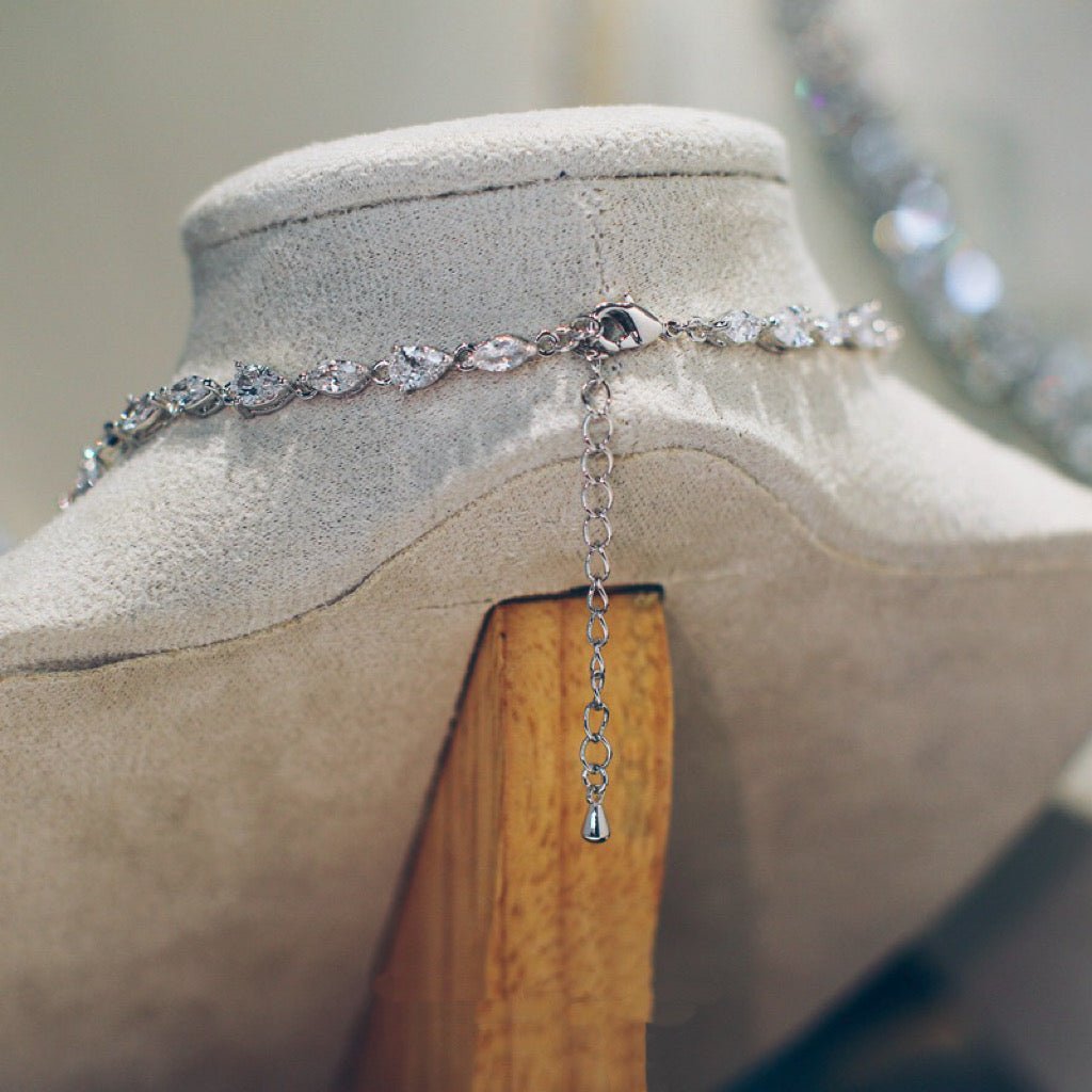 Exquisite and Luxurious Korean Style Adjustable Lock Clavicle Chain Necklace with Sparkling Zircon Stones Ideal for Weddings, Evening Events, and Formal Occasions - WonderlandByLilian