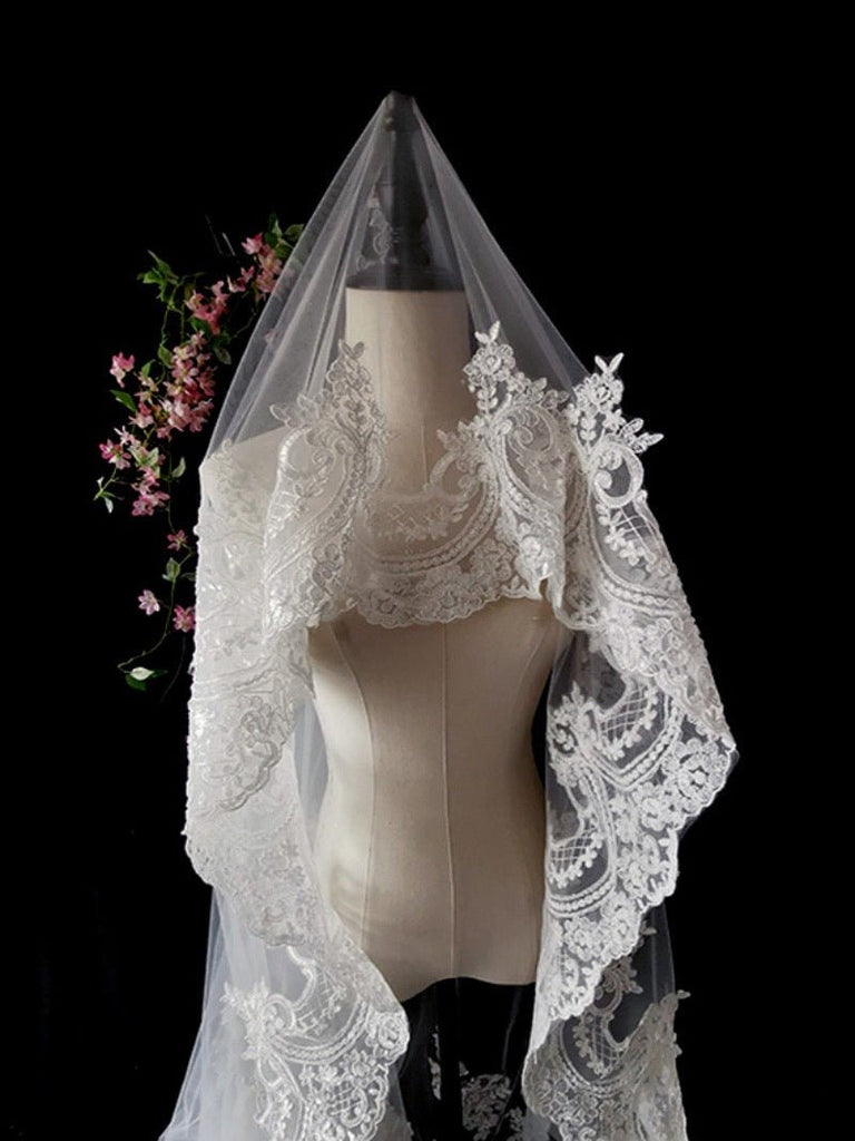 https://wonderlandbylilian.com/cdn/shop/products/lace-edged-veil-for-vintage-bridal-dress-cathedral-length-733350_1024x1024.jpg?v=1671960541