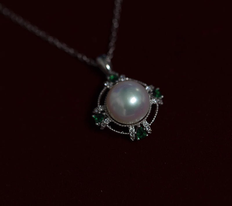 Vintage Sterling Silver Jadeite Necklace With 9-10mm Aurora Freshwater Pearl Pendant - WonderlandByLilian