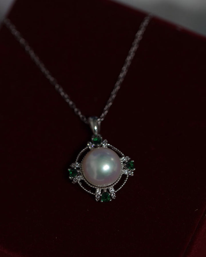 Vintage Sterling Silver Jadeite Necklace With 9-10mm Aurora Freshwater Pearl Pendant - WonderlandByLilian
